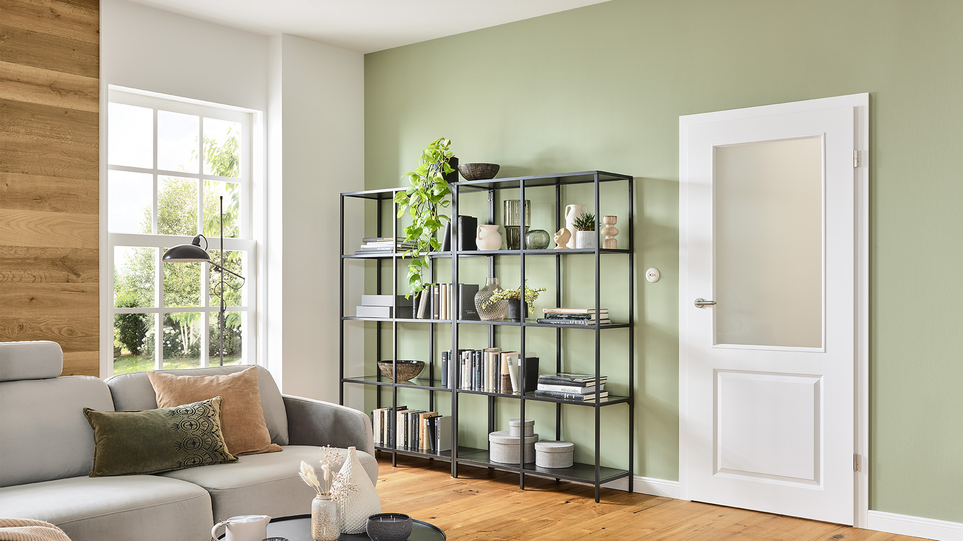 Ein gemütliches Wohnzimmer im Landhausstil mit einer opal weißen Zimmertür mit Glaseinsatz